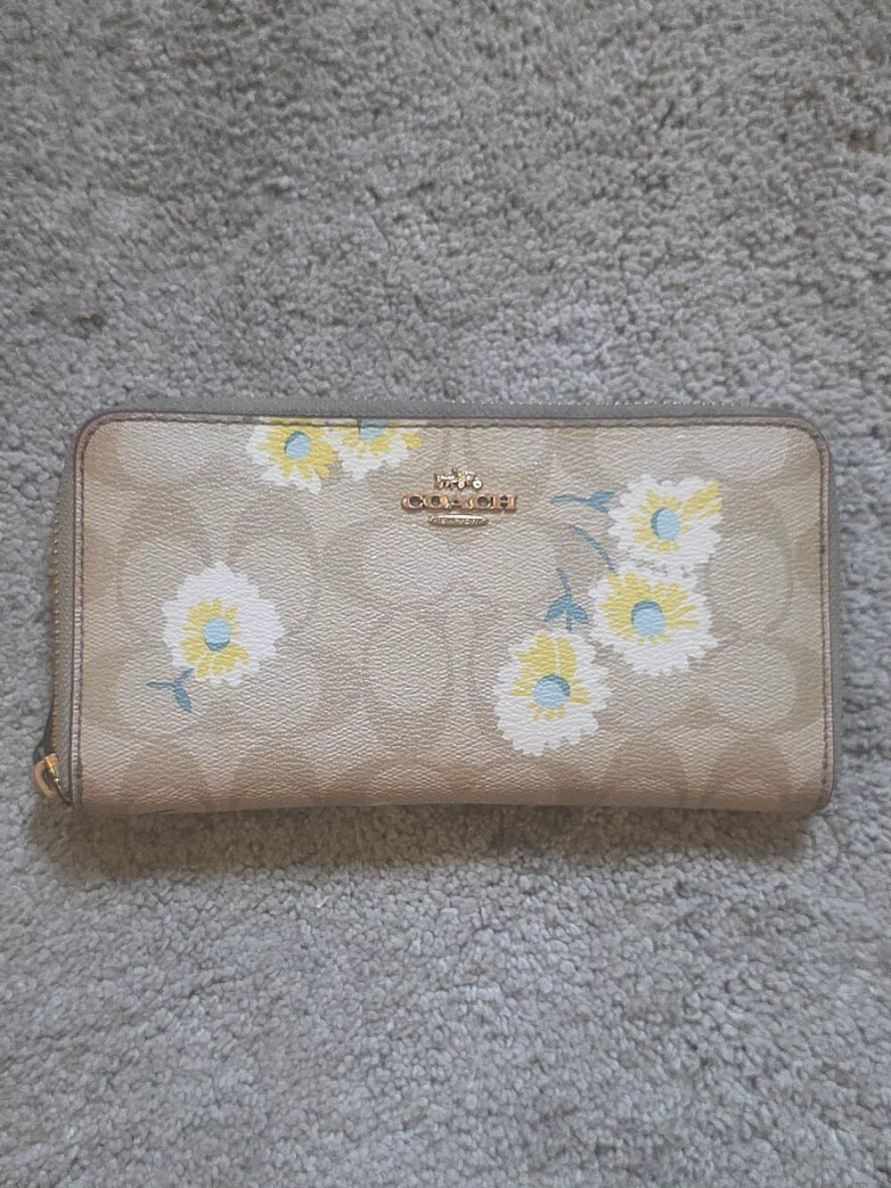 Coach Accordion Zip Wallet in Signature Coated Canvas with Daisy Print.
